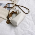 Bolso tote plisado blanco con asas marrones y correa de hombro ajustable para mujer - Blanco