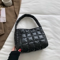 Bolso de mano acolchado negro brillante con diseño minimalista y asa superior única - Negro
