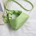 Bolso de hombro plisado verde menta con forma triangular y asa de diseño fruncido - Verde