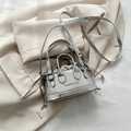 Mini sac bandoulière argenté chic avec texture crocodile sur une veste blazer beige - Argenté