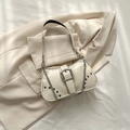 Elegante borsa a tracolla beige con fibbia in metallo argento, borchie e catena decorativa - Bianco