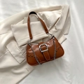 Borsa a tracolla marrone caramello vintage con fibbia argento e dettaglio catena - Cuoio