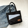 Bolso tote de oxford negro con rayas azules en contraste y parche de cuero fashion - Negro