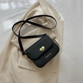 Minimalistische schwarze Umhängetasche mit goldenem Herzschloss und Trageriemen - Schwarz