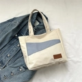 Bolso tote de lona oxford con retazos azul claro y etiqueta de cuero a la moda - Blanco