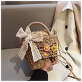 Detail der Stroh-Eimertasche mit Spitzenschleife und floraler Gänseblümchen-Stickerei - Khaki