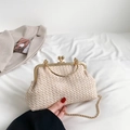Beige geweven crossbodytas met goudkleurig frame en kettingriem op witte stoffen achtergrond - Off-wit