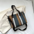 Gestreifte Strick-Tragetasche in Navy und Gelb mit braunem, verstellbarem Schultergurt - Blau