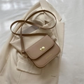 Minimalistische khakifarbene Umhängetasche mit goldenem Herzverschluss und Schriftzug - Khaki