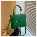 Dettaglio borsa a mano verde trapuntata in ecopelle con mini pochette e doppi manici - Verde