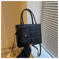 Dettaglio della borsa a tracolla trapuntata nera con hardware dorato e mini pochette - Nero