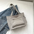 Sac fourre-tout en velours côtelé blanc cassé avec poche zippée devant et poches latérales - Gris