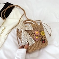 Bolso bandolera de paja tejido a mano con detalles florales y lazo de encaje - Caqui