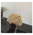 Détail d'un sac à main tissé coloré avec cadre en métal doré et fermoir à boules - Vert