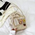 Bolso tipo cubo de paja beige con flores y lazo de encaje para un estilo veraniego - Beige