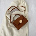 Borsa a tracolla in pelle PU marrone con patta geometrica e fibbia dorata su un blazer - Marrone