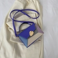 Elegante borsa a mano color block blu e beige con chiusura dorata e tracolla rimovibile - Patchwork Blu