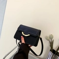 Borsa a tracolla nera minimalista con chiusura ad arco dorata e cinturino in pelle sintetica - Nero