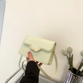 Borsa a tracolla minimalista verde chiaro con fibbia in metallo dorato e finta pelle liscia - Verde