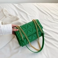 Grüne gesteppte Kettenschultertasche mit Dreiecksmuster und goldenen Metallteilen - Grün