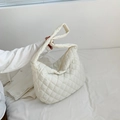Detalle de bolso hobo acolchado blanco con costuras de diamante y correa gruesa - Blanco Roto