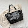 Bolso tote grande de cuero negro con detalle de cadena plateada sobre fondo blanco - Negro