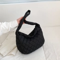 Detalle del bolso tote acolchado negro con gran capacidad y diseño de textura suave tipo nube - Negro