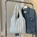 Borsa tote plissettata a righe blu e bianche appesa a una gruccia in metallo - Blu senza Ciondolo