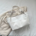 Bolso tote minimalista blanco crema con cadena plateada y costuras verticales - Blanco