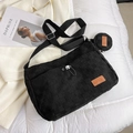 Grande borsa tote in tela nera intrecciata con tracolla e piccolo portamonete tondo - Nero