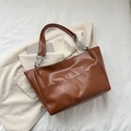 Bolso tote grande de cuero marrón con asas de cadena y bolsillos delanteros - Marrón