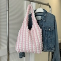 Borsa tote a bolle a righe rosa e bianche con texture 3D appesa a un gancio in metallo - Rosa Senza Ciondolo