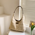 Elegante borsa tote in tela trapuntata bianco crema con tracolla marrone e forma a hobo - Bianco Sporco
