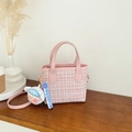 Borsa a secchiello in tweed rosa minimalista con un simpatico ciondolo a pecorella. - Con Ciondolo / Rosa