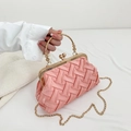 Sac à main tissé rose avec poignée dorée et fermoir vintage en métal doré - Rose