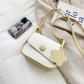 Borsa a sella minimalista bianco crema e giallo tenue con ciondolo a forma di fiore - Giallo
