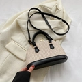 Gewebte Muschelhandtasche aus beigem Stroh und schwarzem Leder mit Gurt - Schwarz