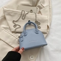 Mini bolso de concha azul bruma en cuero granulado con cadena de bolas plateada - Azul