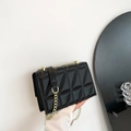 Borsa a tracolla trapuntata nera con catena dorata ed elegante motivo a rombi - Nero