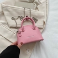 Bolso de concha rosa con textura de cuero granulado y elegante cadena de cuentas plateada - Rosa