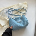 Sac à bandoulière plissé bleu clair élégant avec chaîne décorative en perles et fleurs - Bleu