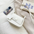 Borsa a tracolla bianca minimalista in pelle opaca con ciondolo a fiore - Bianco Sporco