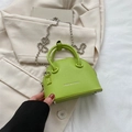 Bolso de mano verde claro con textura de cuero granulado y cadena de bolas de plata - Verde