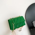 Borsa a tracolla trapuntata verde smeraldo con catena dorata per donne alla moda - Verde