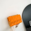 Borsa a tracolla trapuntata arancione brillante con catena dorata e ricamo a rombi - Arancione