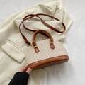 Geflochtene Strohtasche in Beige mit braunen Ledergriffen und langem Schulterriemen - Braun
