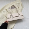 Bolso de hombro minimalista en cuero blanco crema con asas dobles y solapa - Blanco