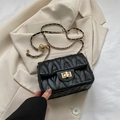 Schwarze gesteppte Umhängetasche aus Kunstleder mit goldenem Drehverschluss und Kette - Schwarz