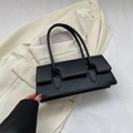 Bolso bajo el brazo rectangular negro minimalista en cuero mate con correas decorativas - Negro