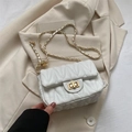 Weiße gesteppte Umhängetasche mit goldener Kette und elegantem V-Nahtmuster-Detail - Weiß